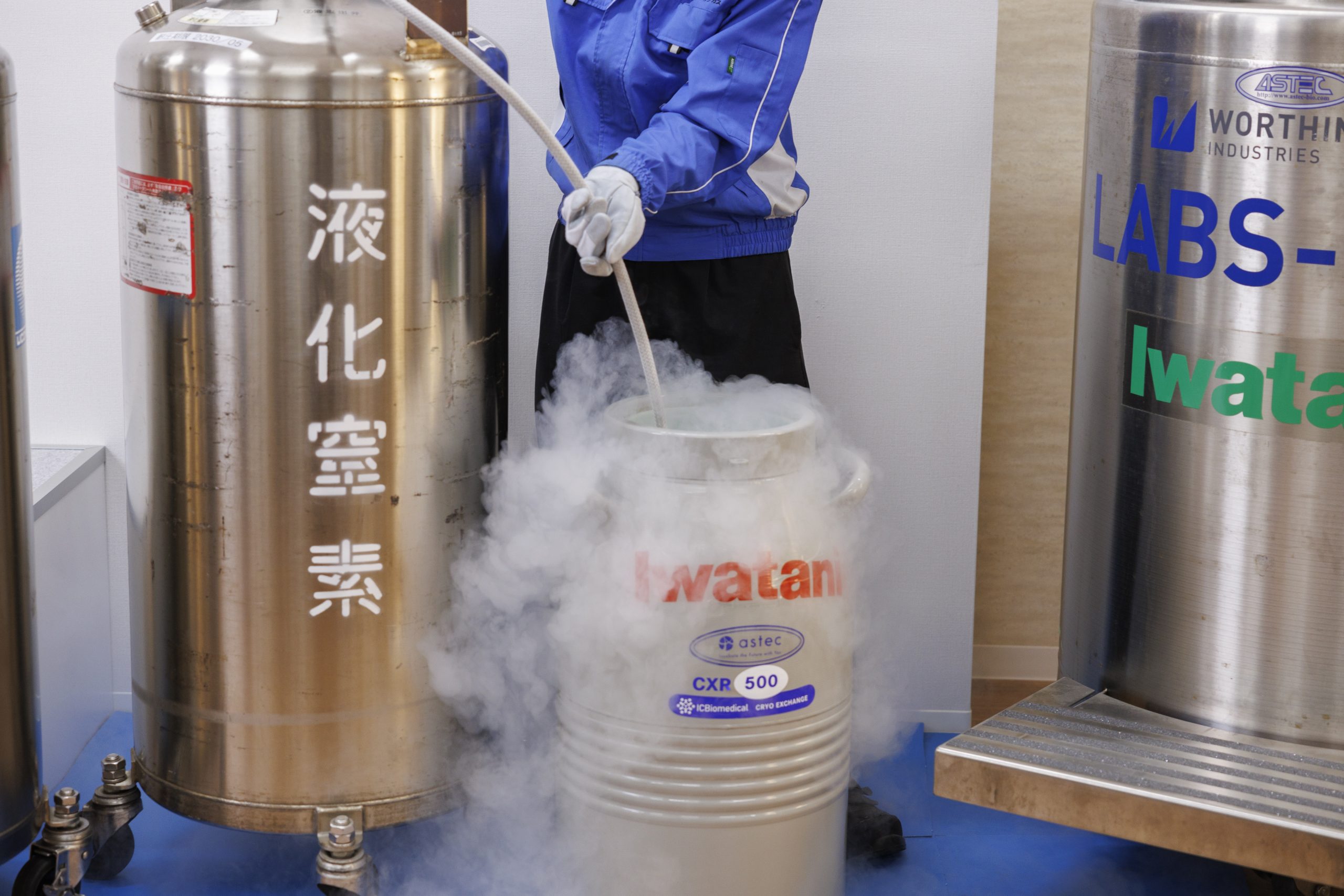 液体窒素封入作業様子